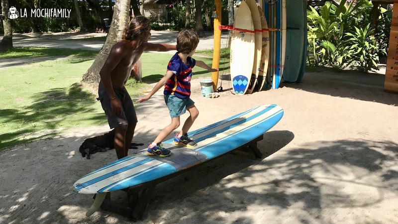 Foto Siargao niño practicando surf