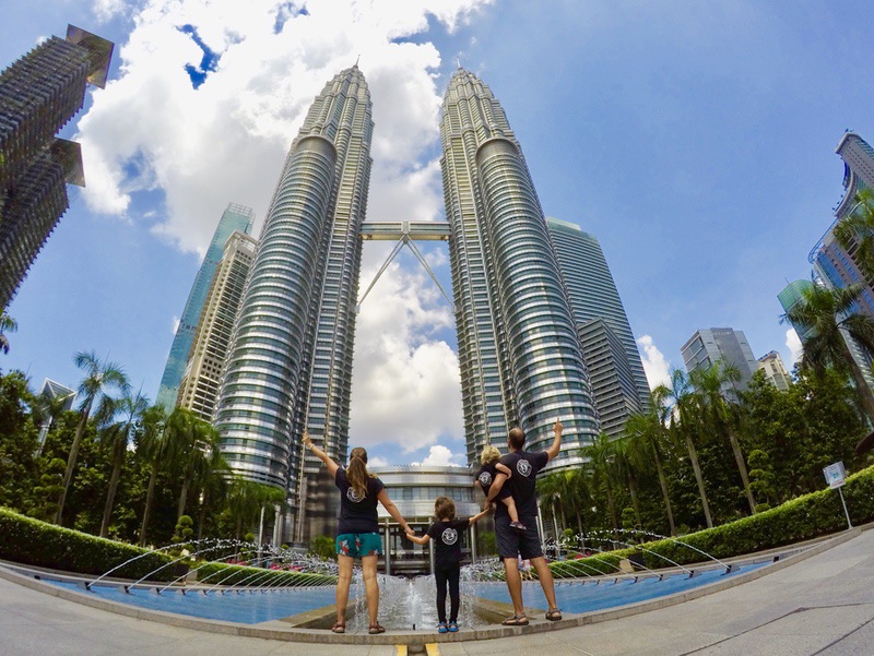 Foto en familia Torres Petronas en Malasia