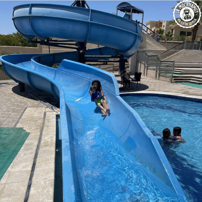 Disfrutando del tobogan de la piscina del Dead Sea Spa Hotel