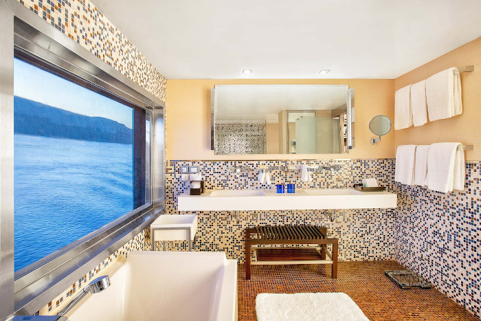 Baño con vistas al río Nilo de la motonave 5 estrellas gran lujo Oberoi Zahra