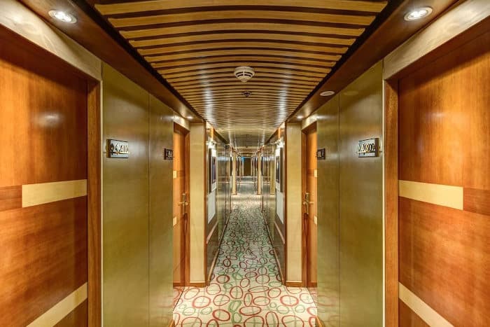 Acceso a las habitaciones de la motonave 5 estrellas Esmeralda