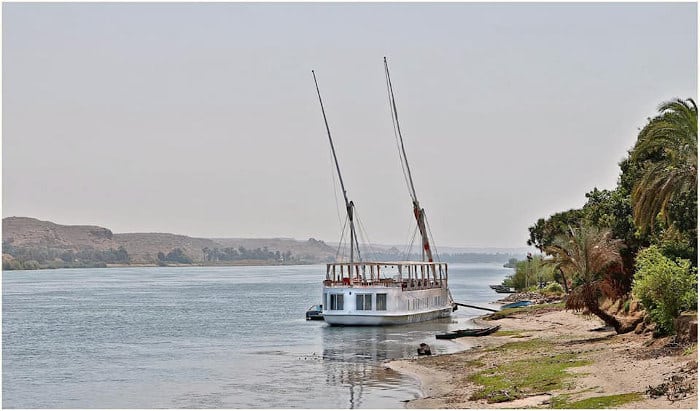 Dahabiya de lujo en la orilla del río Nilo