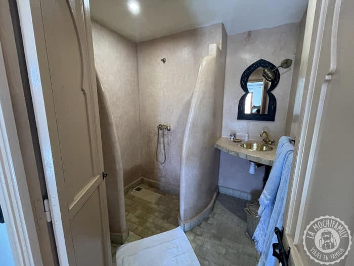 mejor riad de Marrakech barato. Riad Nakhla, lavabo.