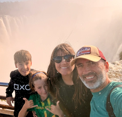 Jaume Poch y Patri Arribas con sus hijos en las Cataratas de Iguazú - La MochiFamily