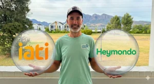 Jaume comparando Iati seguros en la mano derecha y Heymondo en la mano izquierda