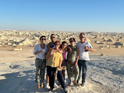 Familia viajando en grupo privado en el Desierto Blanco