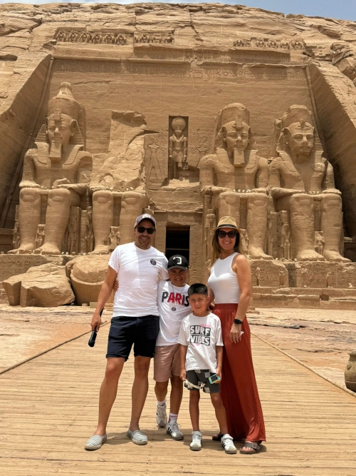 Familia Portillo visitando Abu SImbel a media mañana sin gente en uno de nuestros viajes privados a Egipto