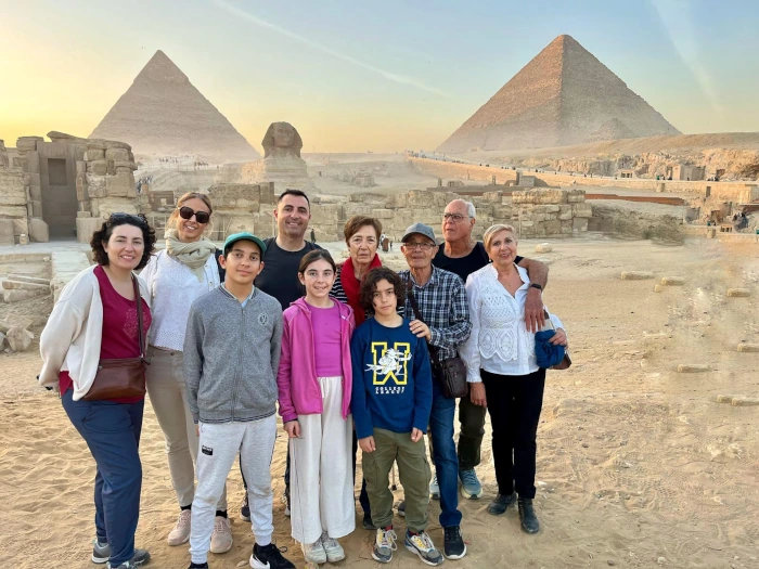 familia de viaje a Egipto con guía privado en frente de las pirámides