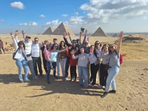 Grupo de viajeros frente a las pirámidesde Giza durante un viaje organizado por Egipto con Asfar Time