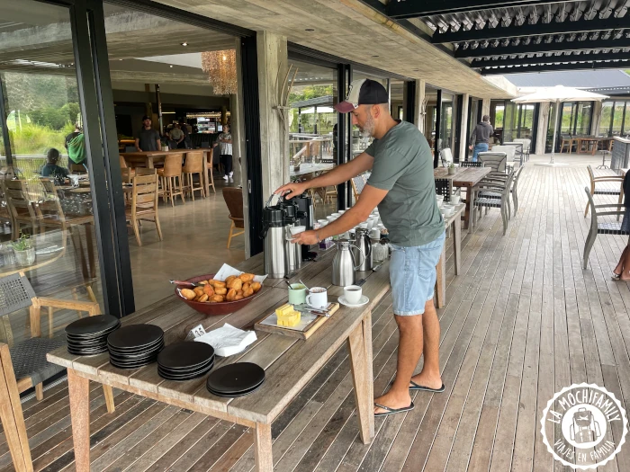 Jaume sirviéndose un cafe antes de empezar el safari