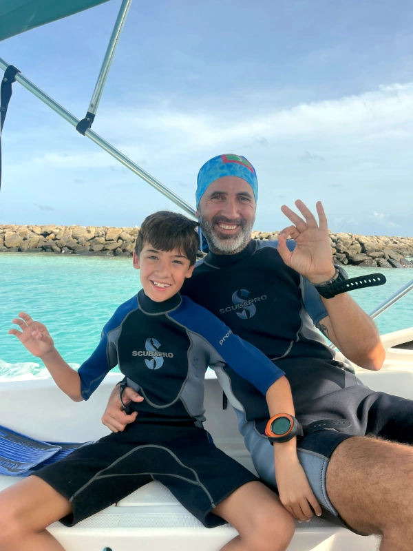 Jaume Poch con su hijo Magí antes de bucear